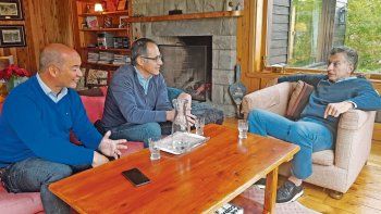 descanso. El presidente Mauricio Macri recibió ayer, en la localidad neuquina de Villa La Angostura, al diputado nacional por la provincia de Río Negro, Sergio Wisky.