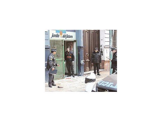 El episodio ocurrió ayer en Venezuela 2671, donde los delincuentes se enfrentaron a tiros con el personal policial después de haber robado en el establecimiento.