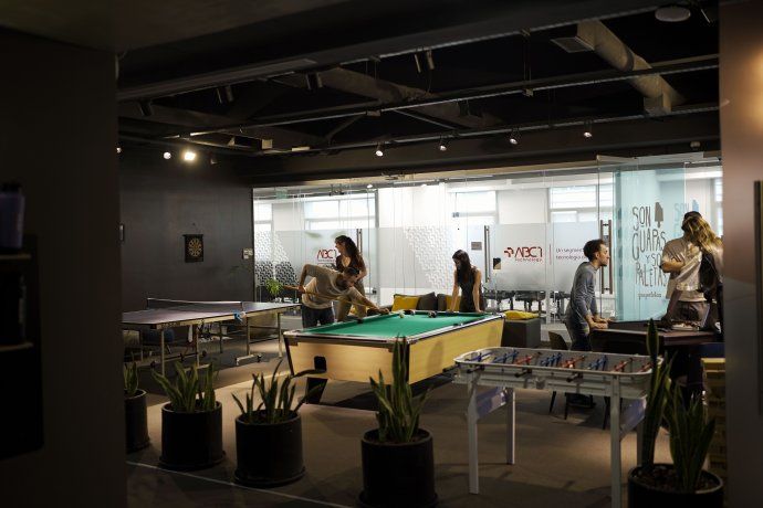 El sector de entretenimiento incluye mesas de pool, ping pong y metegol, en un entorno que busca fomentar el intercambio entre empresas y profesionales El sector de entretenimiento incluye mesas de pool, ping pong y metegol, en un entorno que busca fomentar el intercambio entre empresas y profesionales