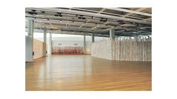 «Tensión admisible», una obra de la artista rosarina Graciela Sacco reflexiva y comprometida, ante la que no se puede evitar pensar en los hechos trágicos que el memorial evoca.