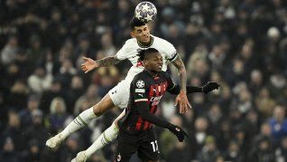Arriba. Cristian Romero gana en el cabezazo pero Tottenham no pudo revertir la serie ante Milan y el cordobés terminó expulsado.
