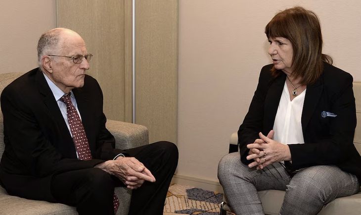 Thomas Sargent y Patricia Bullrich, agosto de 2023. El gobierno hizo lo posible para que el Premio Nobel, que un año atrás definió de disparate las ideas de Milei, le diera un aval explicito. No tuvimos ni foto ni una declaración oficial del encuentro entre los dos economistas . Thomas Sargent y Patricia Bullrich, agosto de 2023. El gobierno hizo lo posible para que el Premio Nobel, que un año atrás definió de disparate las ideas de Milei, le diera un aval explicito. No tuvimos ni foto ni una declaración oficial del encuentro entre los dos economistas .