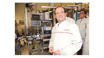 El presidente francés, François Hollande, visitó ayer una fábrica alemana de autopartes. Busca mostrarse preocupado por el empleo, pero la Unión Europea le exige seguir ajustando.