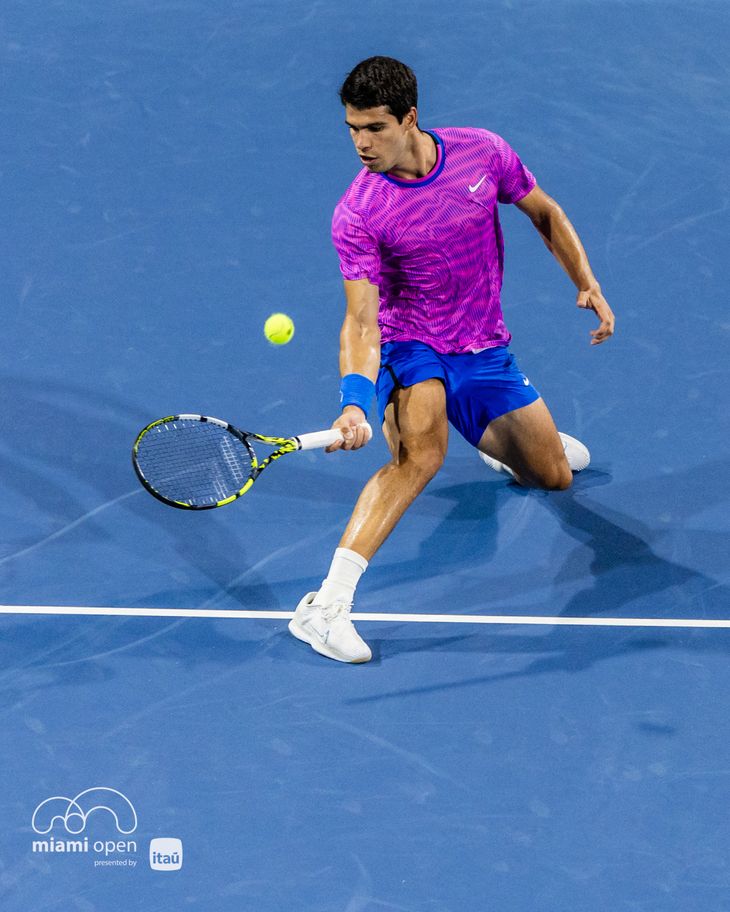 El español Carlos Alcaraz, primer cabeza de serie, comenzó a paso firme su particiapción en el Masters 1000 de Miami. El español Carlos Alcaraz, primer cabeza de serie, comenzó a paso firme su particiapción en el Masters 1000 de Miami.