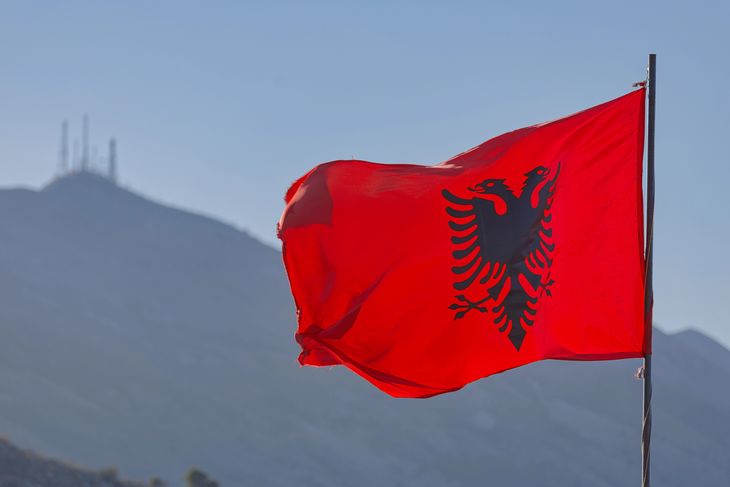 El águila bicéfala que unió a una nación: la historia milenaria de la bandera de Albania El águila bicéfala que unió a una nación: la historia milenaria de la bandera de Albania