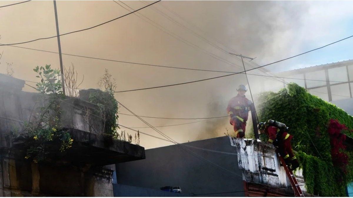 Fire in La Boca: three people were treated for smoke inhalation and trauma