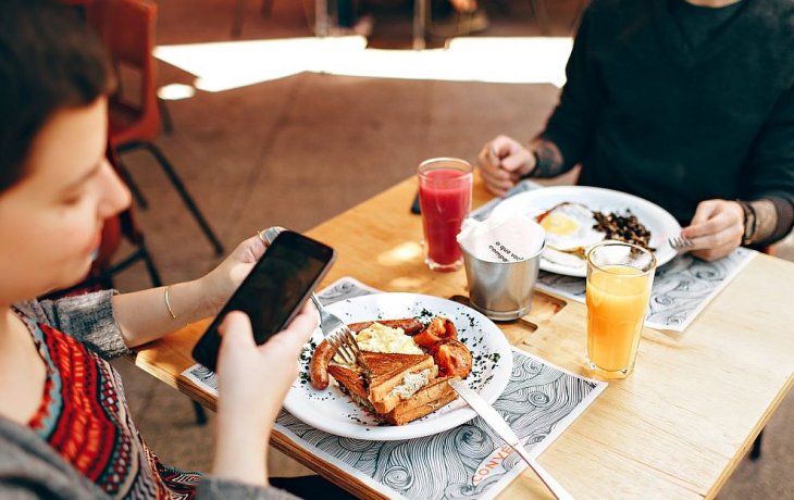 El 57% de los argentinos se distrae con el celular en encuentros cara a cara
