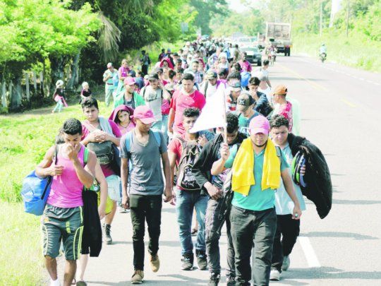 EN MARCHA. Una columna de inmigrantes centroamericanos pasa por el estado mexicano de Chiapas rumbo al norte, con el sueño de llegar a Estados Unidos.