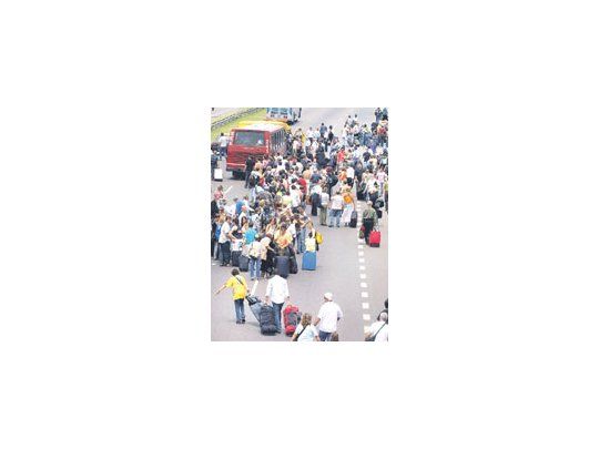 Cientos de pasajeros arrastran sus valijas tres kilómetros para llegar a Ezeiza. Activistas de APTA (técnicos), en huelga contra Aerolíneas, volvieron a cortar la Riccheri.