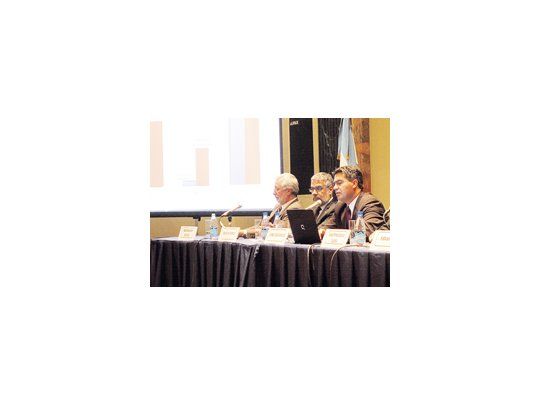 De la presentación del fideicomiso a cargo del gobernador de Chaco, Jorge Capitanich, participaron el viceministro de Economía, Roberto Feletti, y el titular del Instituto Provincial de Desarrollo Urbano y Vivienda, José Valentín Benítez.