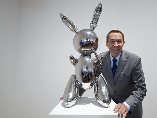 Rabbit de Jeff Koons, una escultura de acero de 104 centímetros de un conejo inflable, fue subastada en mayo de 2019 por 91,075 millones de dólares por la casa de remates Christies en Nueva York.