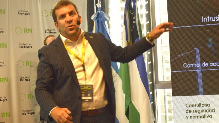 Francisco Santiago explicó que la seguridad híbrida acompaña toda la cadena de valor del sector energético y minero. “Nuestras soluciones de seguridad acompañan cada etapa”, afirmó. Francisco Santiago explicó que la seguridad híbrida acompaña toda la cadena de valor del sector energético y minero. “Nuestras soluciones de seguridad acompañan cada etapa”, afirmó.