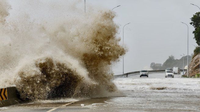 Las olas rompen en la costa de la ciudad de Sansha cuando se acercaba el tifón Gaemi, en la provincia de Fujian, China. 