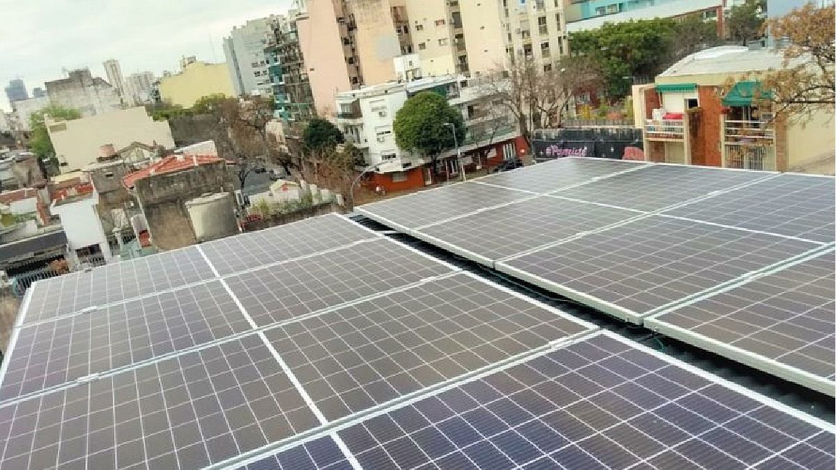 Invertir en paneles solares para contrarrestar los aumentos de las tarifas de energía 