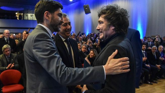 Maximiliano Pullaro y Javier Milei, en la Bolsa de Comercio de Rosario.