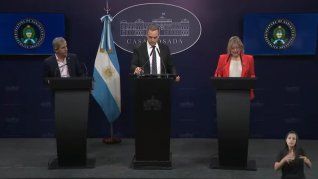 Luis Caputo, Manuel Adorni y Alejandra Monteoliva durante la conferencia.