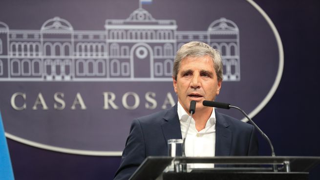 El ministro Luis Caputo anunció una baja temporal de retenciones.&nbsp;