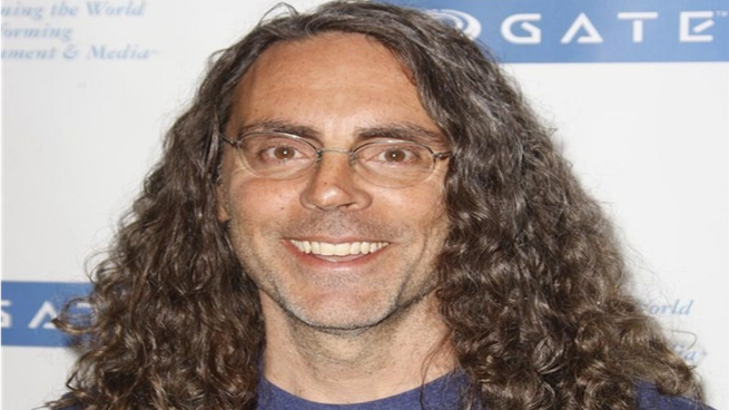 El director de Ace Ventura que donó sus millones y de recluyó.
