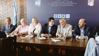 Todos unidos. Daniel Scioli, Antonio Cal&oacute;, Rosana Bertone, &ldquo;Wado&rdquo; de Pedro, Jos&eacute; Luis Gioja y Gildo Insfr&aacute;n encabezaron el encuentro ayer en la sede porte&ntilde;a de Matheu. Fernando Gray (Esteban Echeverr&iacute;a) y Fernando Espinoza (La Matanza), embajadores del PJ bonaerense.