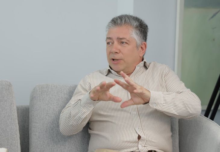 Bourdette destacó la adopción de la IA en individuos y empresas. Bourdette destacó la adopción de la IA en individuos y empresas.