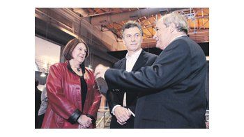 Mauricio Macri ayer, en el acto del 25 aniversario del Hospital Garrahan, se mostró con Jorge Lemus, quien renunció el miércoles como ministro de Salud, y la reemplazante, Graciela Reybaud.