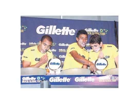 Paulinho, Oscar y Lucas, el año pasado, en la previa de la Copa América, haciendo el show de quien ya no es más patrocinador de la selección brasileña de fútbol.