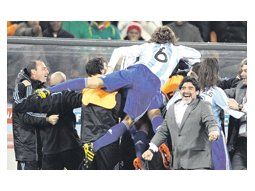 Gabriel Heinze se trepa al festejo argentino. Maradona aplaude y se acerca a felicitar a sus jugadores. La Selección dio otro paso.