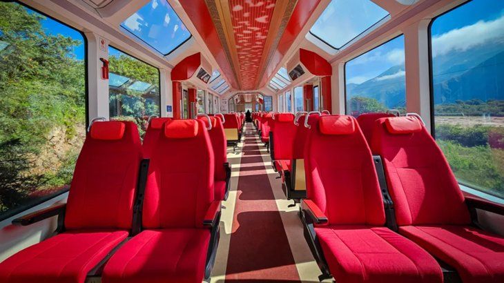 Con una vista panorámica y un diseño sustentable, el tren permite conocer la Quebrada de Humahuaca. Con una vista panorámica y un diseño sustentable, el tren permite conocer la Quebrada de Humahuaca.