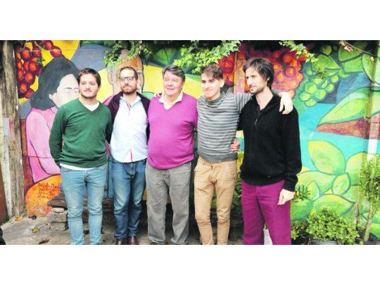 Allpa Munay. Los integrantes del grupo y “Kolla” Chavero (en el centro).