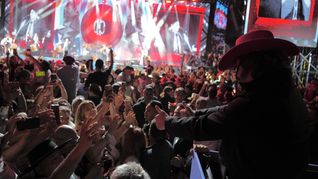 De sombrero rojo, el presidente Javier MIlei saluda desde el palco en el Festival de Folclore y Doma de Jesús María. De sombrero rojo, el presidente Javier MIlei saluda desde el palco en el Festival de Folclore y Doma de Jesús María.