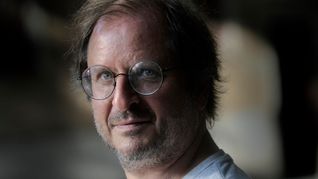 Martín Kohan acaba de reeditar su anti-novela histórica Los cautivos