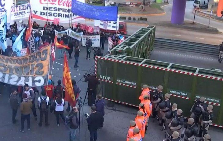 La medida de fuerza contaba con el acompañamiento de partidos políticos de izquierda y organizaciones sociales.