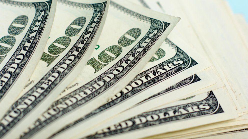 El dólar retrocedió en una nueva jornada de incertidumbre para los mercados.