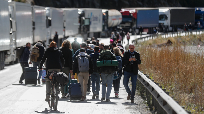 Guerra en Ucrania rusos escapan de Rusia