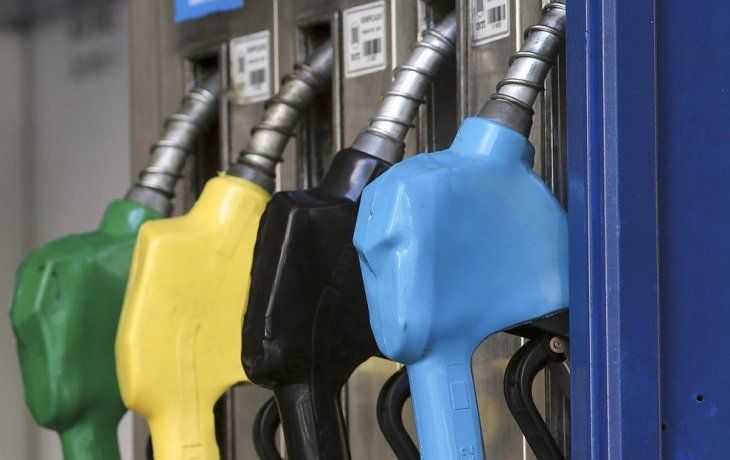 En las estaciones de servicio están en alerta por dos motivos: si no actualizan precios atrasados temen desabastecimiento, y si los suben temen una escalada inflacionaria.