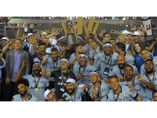 Gremio festejó en cancha de Lanús la obtención de su tercera Libertadores.