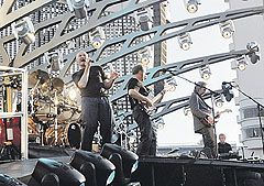 Phil Collins y su grupo en el escenario montado en Helsinki, primera ciudad del tour de Génesis después de 15 años.