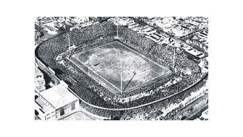 ámbito.com | Una imagen del Gasómetro de avenida La Plata, aquel mítico estadio ubicado en el barrio de Boedo que fue demolido por la dictadura.