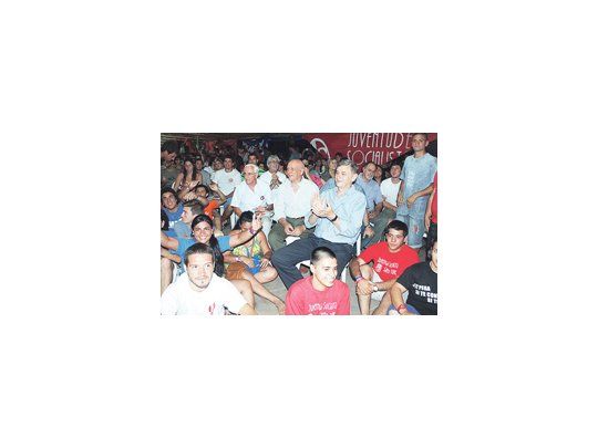 Hermes Binner y Antonio Bonfatti cerraron ayer el campamento de la Juventud Socialista al norte de Rosario con una exhortación para que los sindicatos articulen propuestas contra la desigualdad. Una foto de Eva Perón recibió a los participantes.
