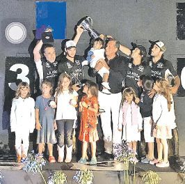 Polistas festejan junto al anfitrión Corcho Rodríguez en la fiesta organizada por Verónica Lozano en la chacra Yellow Rose en Punta del Este.