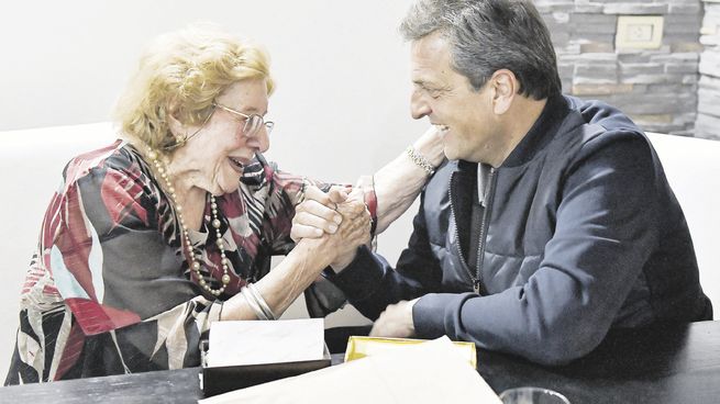 Jubilados. En la caza del voto de sectores puntuales, Massa visitó a Fanny Córdoba, de 104 años.