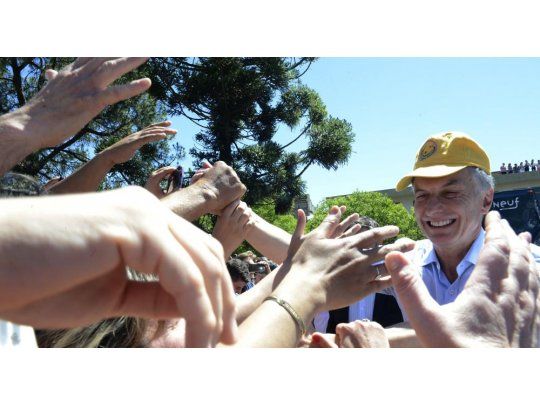 Mauricio Macri fue recibido en Córdoba por el mandatario local, Juan Schiaretti. Es la sexta visita del Presidente a esa provincia en diez meses de gestión. En la localidad de Hernando inauguró la Fiesta Nacional del Maní.