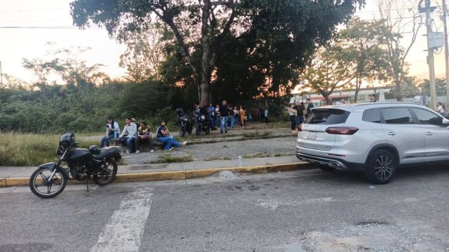Familiares de presos políticos se concentraron frente al penal El Rodeo I a la espera de su liberación.