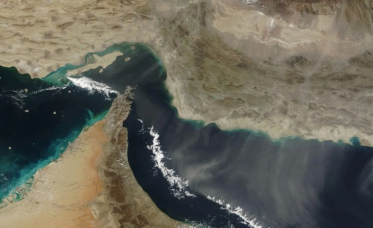 Alrededor de 20 millones de barriles de petróleo crudo y otros tipos de combustibles circulan por la vía fluvial arterial del Estrecho de Ormuz. Alrededor de 20 millones de barriles de petróleo crudo y otros tipos de combustibles circulan por la vía fluvial arterial del Estrecho de Ormuz.