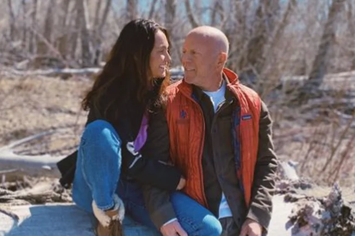 Bruce Willis with Emma, his wife, who says he doesn't need to know if he recognizes her or not because he feels the deep connection that unites them. Bruce Willis with Emma, his wife, who says he doesn't need to know if he recognizes her or not because he feels the deep connection that unites them.