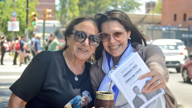 Los militantes del Frente Amplio y el Partido Nacional buscan capturar el voto de los indecisos.