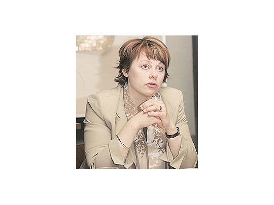 Por orden del primer ministro finlandés, Matti Vanhanen, lallegada de la ministra de Comercio Exterior de Finlandia,Paula Lehtomaki, quedó suspendida. La funcionaria teníaprohibido hablar de las papeleras.
