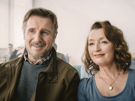 un amor extraordinario. Liam Neeson y Lesley Manville.