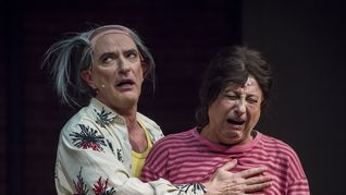 En la obra irrumpen disputas por dinero, cartel y engaños que se suceden revelando lo cerca que se encuentra la exageración de la verdad. En la obra irrumpen disputas por dinero, cartel y engaños que se suceden revelando lo cerca que se encuentra la exageración de la verdad.