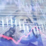 Los economistas explican el fenómeno en un exceso de oferta y una baja demanda por parte de las empresas.